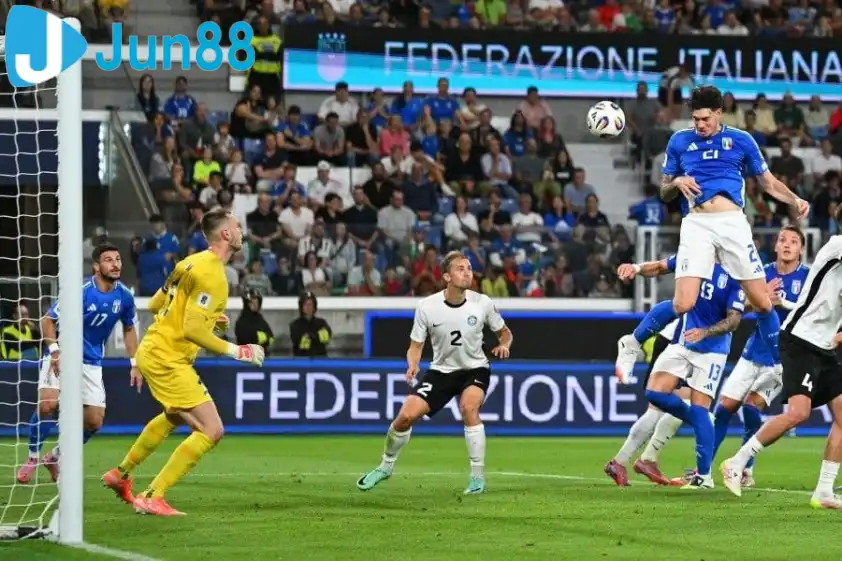 Chiến thắng áp đảo giúp Ý nuôi hy vọng cạnh tranh tấm vé quý giá đến WC. (Ảnh: New Straits Times)