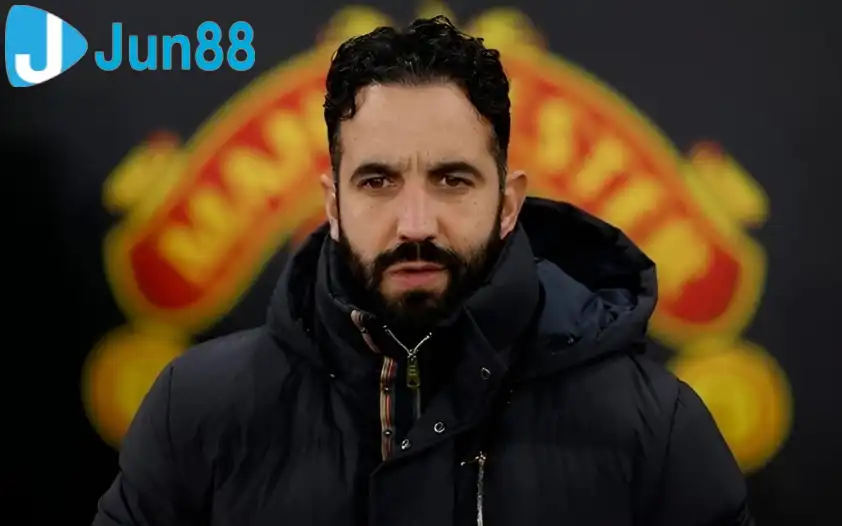 Ruben Amorim đứng trước áp lực bị sa thải tại MU (Ảnh: SkySport).