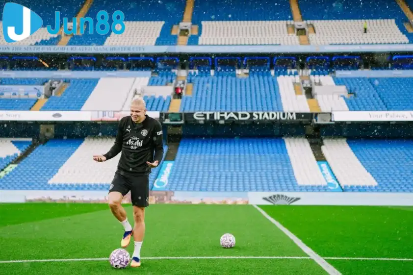 Haaland tập luyện tại sân Etihad (Ảnh: Trang chủ CLB).