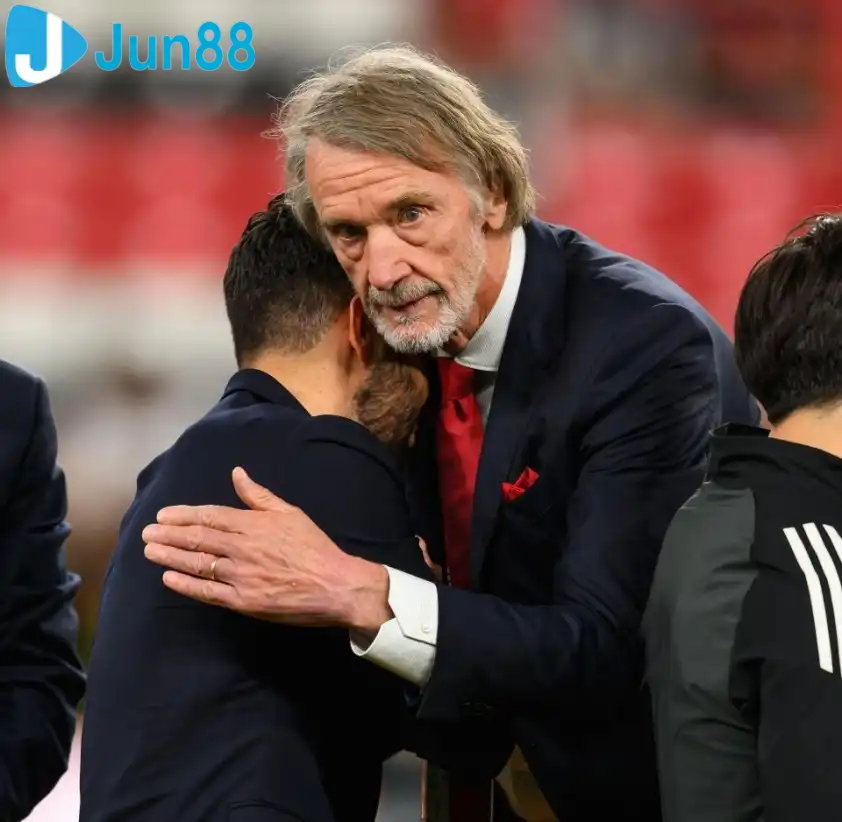 Sir Jim Ratcliffe đang tìm kiếm những phương án để giúp Manchester United gia tăng nguồn thu. Ảnh: Alamy.