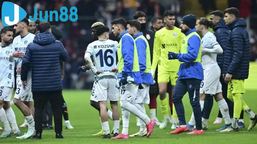 Adana Demirspor của Thổ Nhĩ Kỳ cũng dính án phạt từ FIFA.