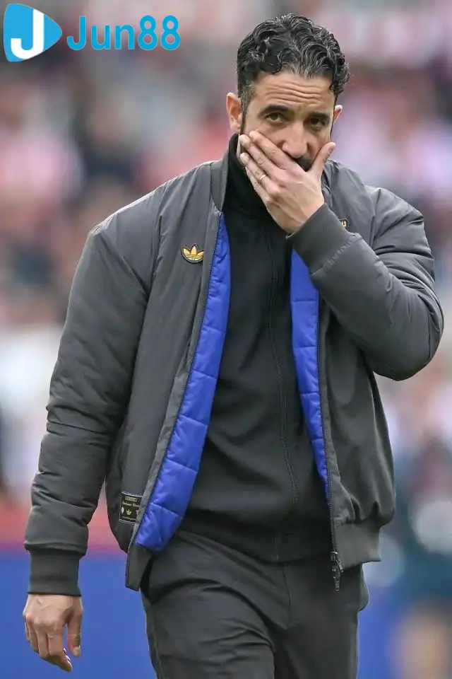 Ruben Amorim đã trải qua khởi đầu mùa giải đầy tệ hại cùng Manchester United. Ảnh: The Sun.