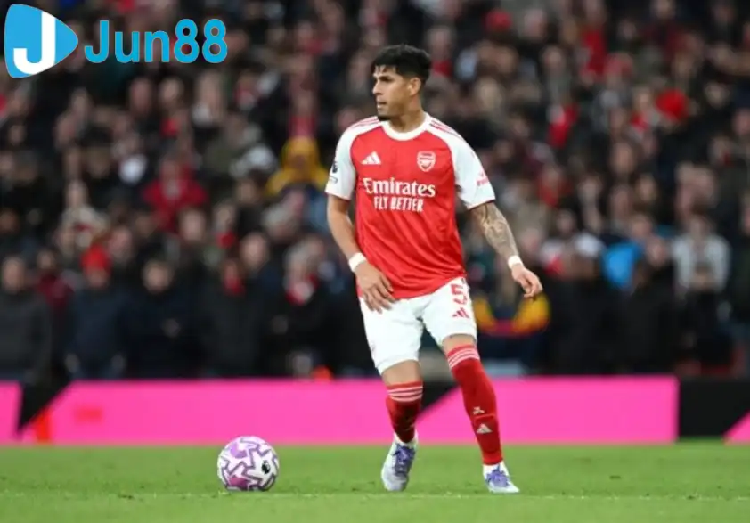 Dù mới đá chính một trận, Hincapie đã được xem là “vũ khí thầm lặng” trong kế hoạch dài hạn của Arteta