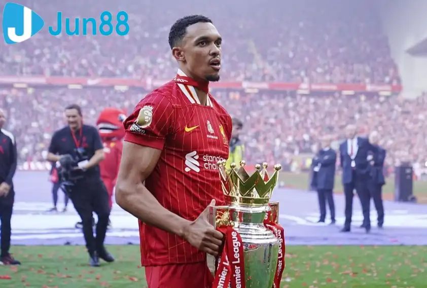 Alexander-Arnold có thể trở thành cầu thủ người Anh thứ hai trong 47 năm đối đầu Liverpool tại Cúp C1 sau Larry Lloyd