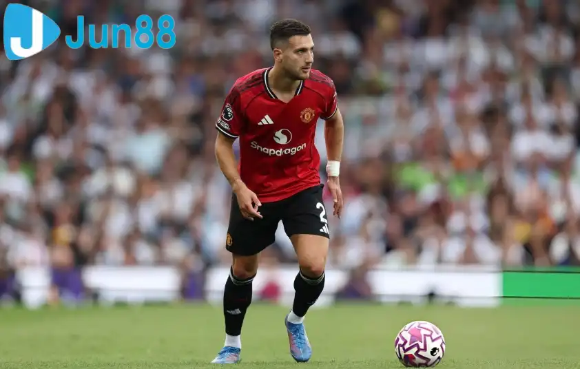 Dalot thường xuyên để lại những màn thể hiện dưới sức ở mùa giải này